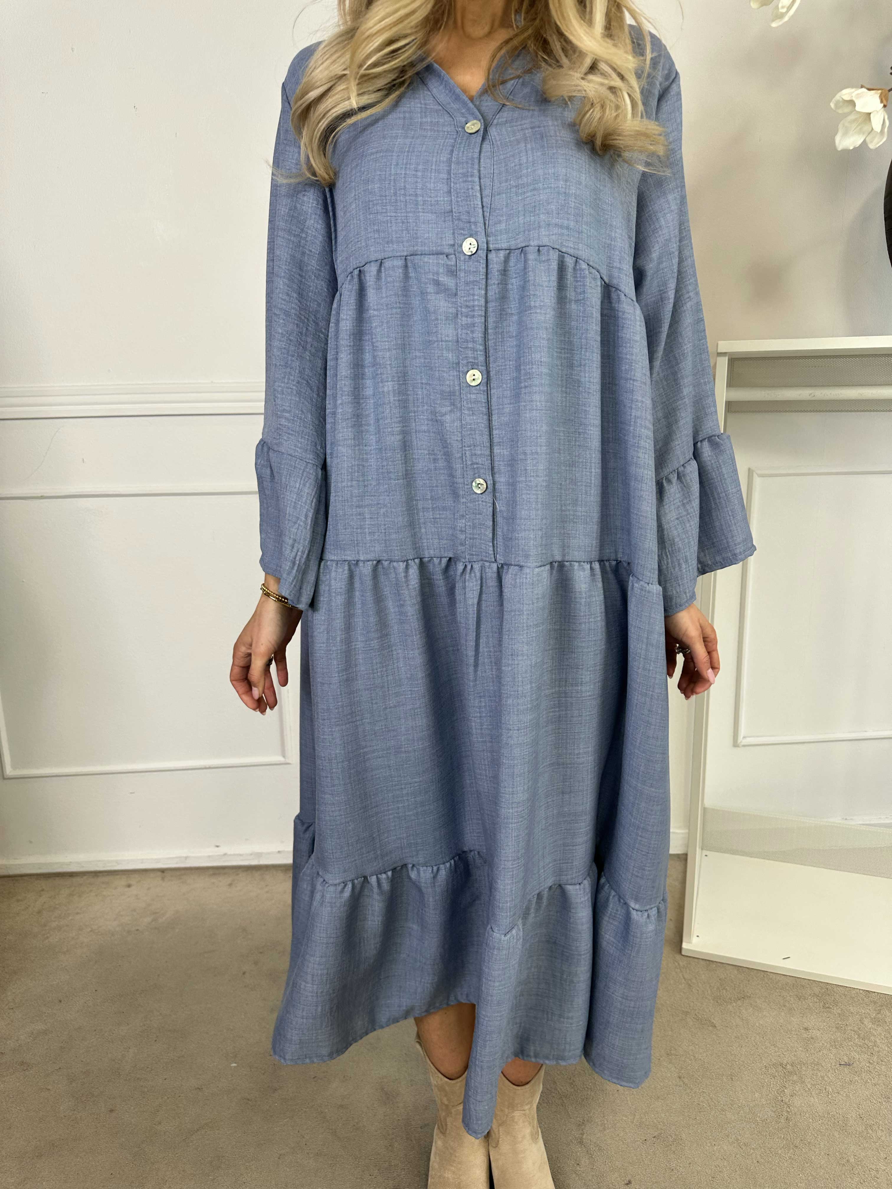 Arjana - Söt klänning med lager i lagerlook och knappar